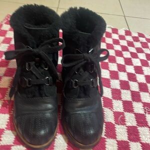 Black wedge Uggs size 8 henry used a couple times